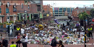 Una captura de pantalla de la transmisión en vivo de Black Sabbath Bench en Birmingham